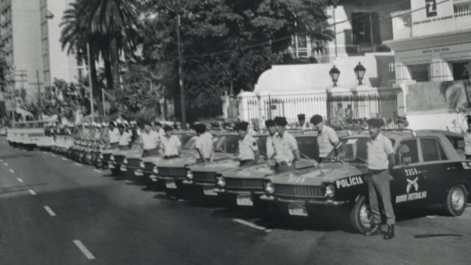 Nos anos 70, frota de Corcel a serviço da Rádio Patrulha | <a href="https://quatrorodas.abril.com.br/reportagens/viaturas-classicas-vao-museu-682198.shtml" rel="migration">Leia mais</a>