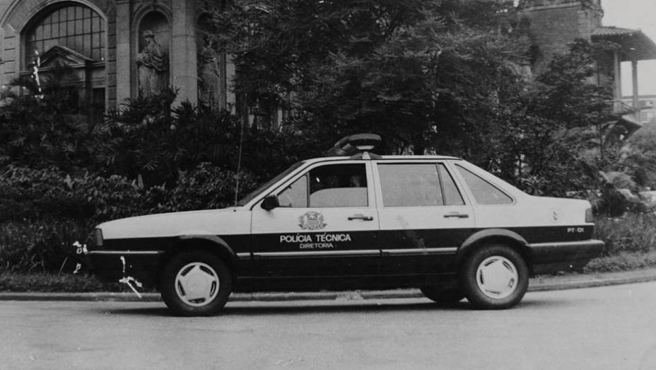 VW Santana: comum na Polícia Civil nos anos 80 | <a href="https://quatrorodas.abril.com.br/reportagens/viaturas-classicas-vao-museu-682198.shtml" rel="migration">Leia mais</a>