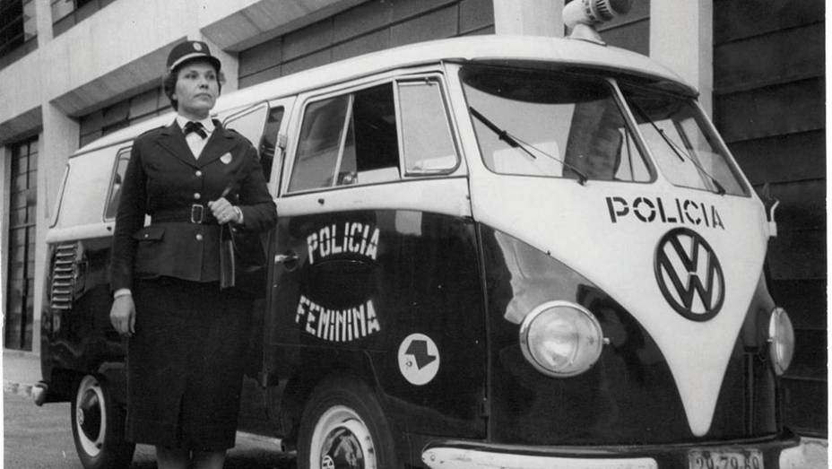 A Kombi era lotada na Polícia Feminina | <a href="https://quatrorodas.abril.com.br/reportagens/viaturas-classicas-vao-museu-682198.shtml" rel="migration">Leia mais</a>