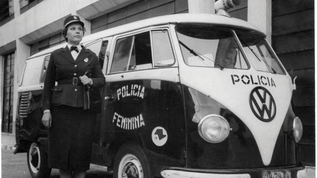 A Kombi era lotada na Polícia Feminina | <a href="https://quatrorodas.abril.com.br/reportagens/viaturas-classicas-vao-museu-682198.shtml" rel="migration">Leia mais</a> A Kombi era lotada na Polícia Feminina | <a href="https://quatrorodas.abril.com.br/reportagens/viaturas-classicas-vao-museu-682198.shtml" rel="migration">Leia mais</a>
