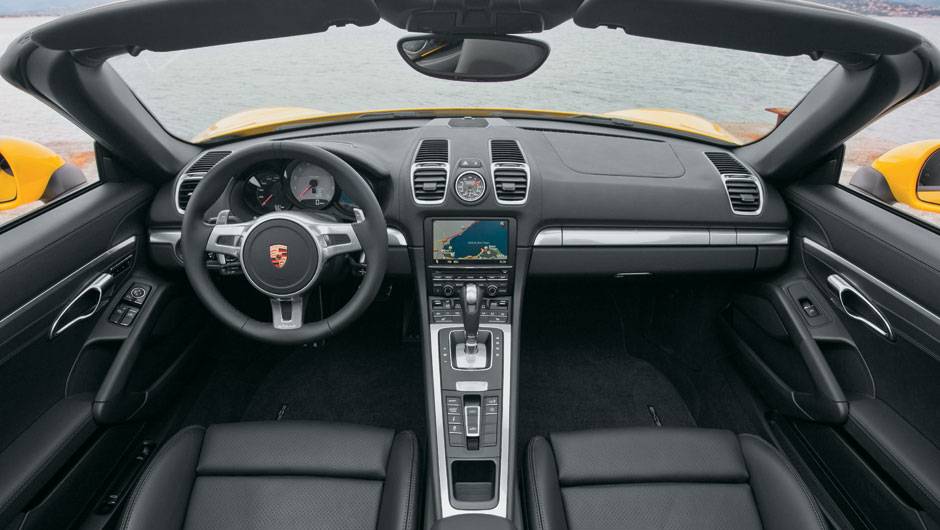Aumento de 6 cm no entre-eixos melhorou o espa&ccedil;o interno. O console central ficou maior e deixou o c&acirc;mbio mais pr&oacute;ximo da m&atilde;o do motorista | <a href="https://quatrorodas.abril.com.br/carros/impressoes/porsche-boxster-s-684855.shtml" rel="migration">Leia mais</a>
