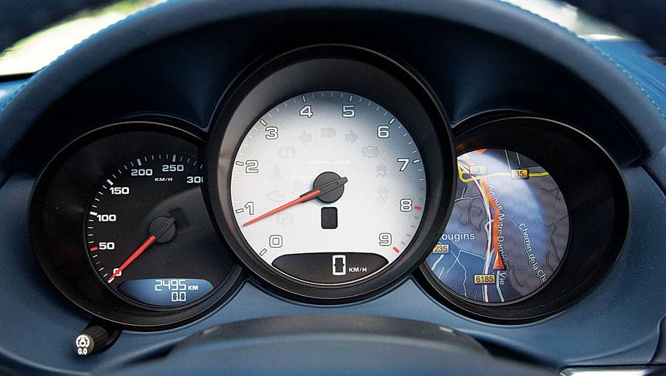 Visor &agrave; direita faz papel de computador de bordo e navegador | <a href="https://quatrorodas.abril.com.br/carros/impressoes/porsche-boxster-s-684855.shtml" rel="migration">Leia mais</a>