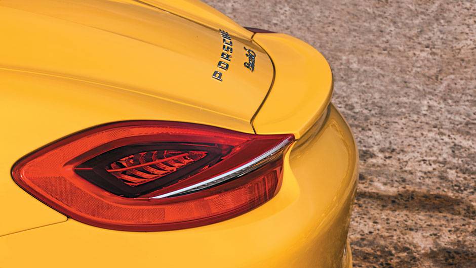 Vincos das lanternas emendam com o aerof&oacute;lio, que &eacute; m&oacute;vel | <a href="https://quatrorodas.abril.com.br/carros/impressoes/porsche-boxster-s-684855.shtml" rel="migration">Leia mais</a>