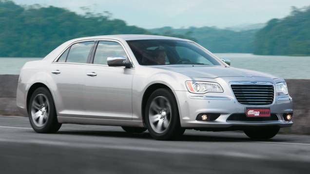 Grade quadriculada foi trocada por peça com sete lâminas horizontais | <a href="https://quatrorodas.abril.com.br/carros/lancamentos/chrysler-300c-3-6-v6-683820.shtml" rel="migration">Leia mais</a>