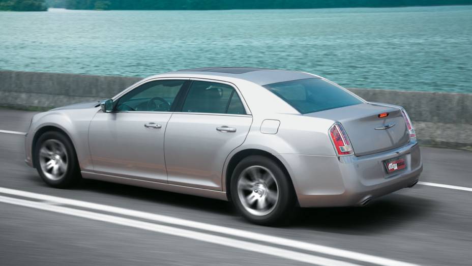 Na Europa, o 300C passou a ser vendido como Lancia Thema | <a href="https://quatrorodas.abril.com.br/carros/lancamentos/chrysler-300c-3-6-v6-683820.shtml" rel="migration">Leia mais</a>