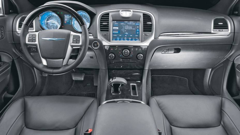 Interior teve mudança radical. Destaque está no novo quadro de instrumentos, de tom azul | <a href="https://quatrorodas.abril.com.br/carros/lancamentos/chrysler-300c-3-6-v6-683820.shtml" rel="migration">Leia mais</a>