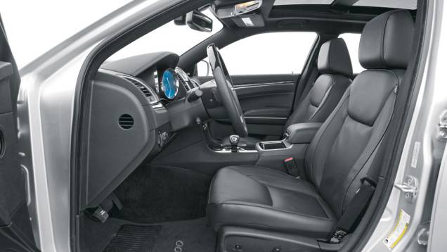 Tom escuro dá sobriedade ao interior | <a href="https://quatrorodas.abril.com.br/carros/lancamentos/chrysler-300c-3-6-v6-683820.shtml" rel="migration">Leia mais</a> Tom escuro dá sobriedade ao interior | <a href="https://quatrorodas.abril.com.br/carros/lancamentos/chrysler-300c-3-6-v6-683820.shtml" rel="migration">Leia mais</a>