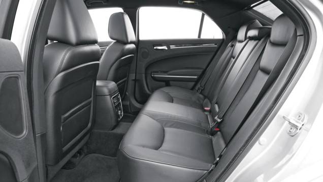 Bancos têm aquecedor e ventilador no encosto | <a href="https://quatrorodas.abril.com.br/carros/lancamentos/chrysler-300c-3-6-v6-683820.shtml" rel="migration">Leia mais</a> Bancos têm aquecedor e ventilador no encosto | <a href="https://quatrorodas.abril.com.br/carros/lancamentos/chrysler-300c-3-6-v6-683820.shtml" rel="migration">Leia mais</a>