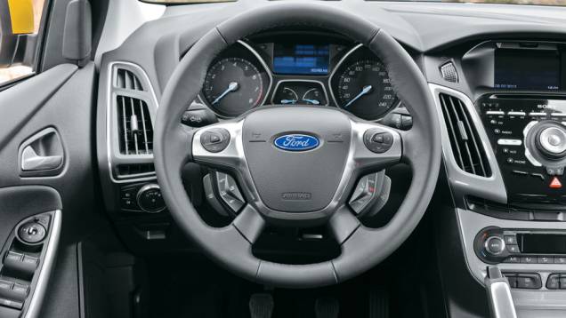 Interior da versão de entrada mantém o alto padrão do Focus | <a href="https://quatrorodas.abril.com.br/carros/impressoes/ford-focus-1-0-ecoboost-684229.shtml" rel="migration">Leia mais</a>