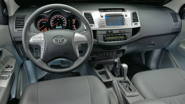 Painel encantou, mas foi superado. Tela de LCD vive abaixo de um display luminoso | <a href="https://quatrorodas.abril.com.br/carros/lancamentos/toyota-hilux-srv-2-7-flex-683833.shtml" rel="migration">Leia mais</a> Painel encantou, mas foi superado. Tela de LCD vive abaixo de um display luminoso | <a href="https://quatrorodas.abril.com.br/carros/lancamentos/toyota-hilux-srv-2-7-flex-683833.shtml" rel="migration">Leia mais</a>
