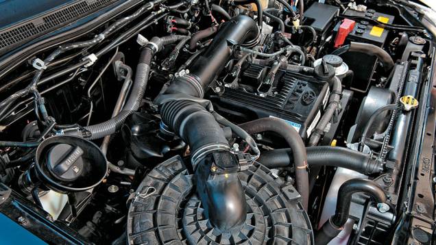Motor 2.7 flex é discreto, mas tem consumo elevado | <a href="https://quatrorodas.abril.com.br/carros/lancamentos/toyota-hilux-srv-2-7-flex-683833.shtml" rel="migration">Leia mais</a> Motor 2.7 flex é discreto, mas tem consumo elevado | <a href="https://quatrorodas.abril.com.br/carros/lancamentos/toyota-hilux-srv-2-7-flex-683833.shtml" rel="migration">Leia mais</a>