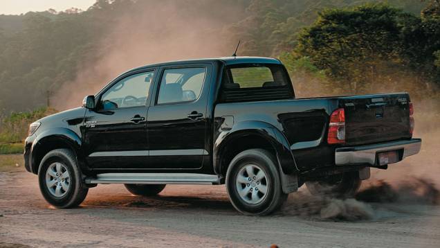 Na traseira, apenas as lanternas são novidade | <a href="https://quatrorodas.abril.com.br/carros/lancamentos/toyota-hilux-srv-2-7-flex-683833.shtml" rel="migration">Leia mais</a>