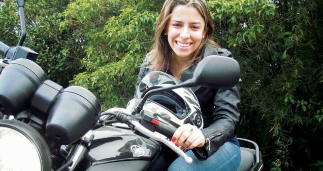 Bruna Carniel - Ela trabalha com recursos humanos, usa a moto no dia a dia e acalenta o sonho de um dia chegar às pistas de competição. Para ela, os pretendentes poderiam se intimidar com mulheres sobre motos de grande cilindrada - ela t