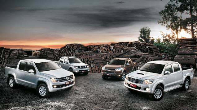 As picapes se enfrentam em suas versões topo de linha | <a href="https://quatrorodas.abril.com.br/carros/comparativos/chevrolet-s10-x-nissan-frontier-x-toyota-hilux-x-vw-amarok-685727.shtml" rel="migration">Leia mais</a> As picapes se enfrentam em suas versões topo de linha | <a href="https://quatrorodas.abril.com.br/carros/comparativos/chevrolet-s10-x-nissan-frontier-x-toyota-hilux-x-vw-amarok-685727.shtml" rel="migration">Leia mais</a>