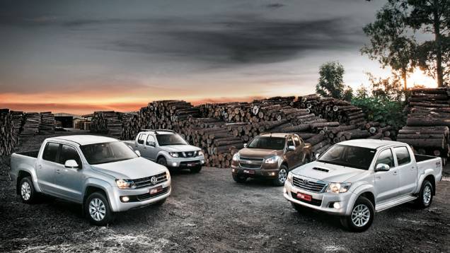 As picapes se enfrentam em suas versões topo de linha | <a href="https://quatrorodas.abril.com.br/carros/comparativos/chevrolet-s10-x-nissan-frontier-x-toyota-hilux-x-vw-amarok-685727.shtml" rel="migration">Leia mais</a>