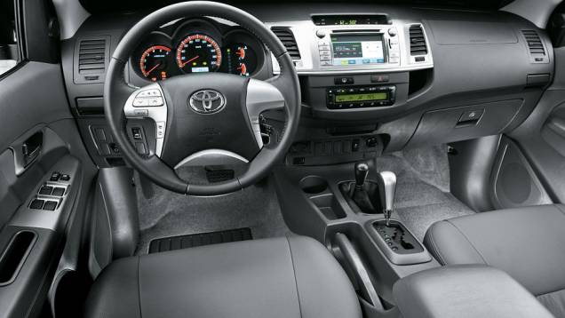 Novo grafismo e superfícies prateadas | <a href="https://quatrorodas.abril.com.br/carros/comparativos/chevrolet-s10-x-nissan-frontier-x-toyota-hilux-x-vw-amarok-685727.shtml" rel="migration">Leia mais</a> Novo grafismo e superfícies prateadas | <a href="https://quatrorodas.abril.com.br/carros/comparativos/chevrolet-s10-x-nissan-frontier-x-toyota-hilux-x-vw-amarok-685727.shtml" rel="migration">Leia mais</a>