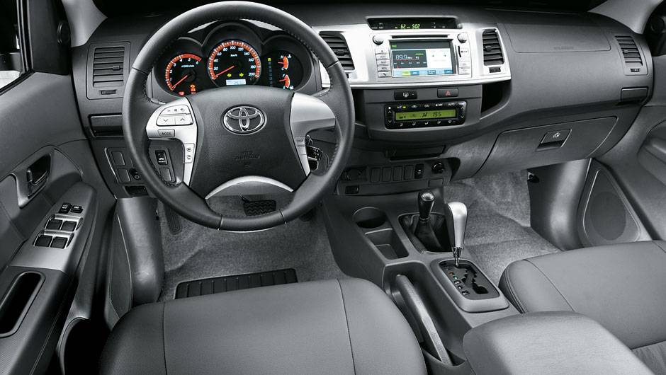 Novo grafismo e superf&iacute;cies prateadas | <a href="https://quatrorodas.abril.com.br/carros/comparativos/chevrolet-s10-x-nissan-frontier-x-toyota-hilux-x-vw-amarok-685727.shtml" rel="migration">Leia mais</a>