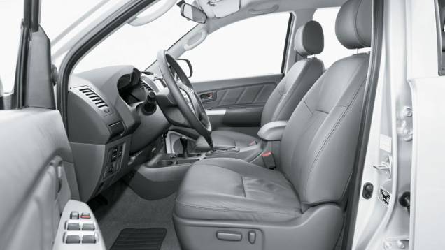 Banco do motorista tem ajustes elétricos | <a href="https://quatrorodas.abril.com.br/carros/comparativos/chevrolet-s10-x-nissan-frontier-x-toyota-hilux-x-vw-amarok-685727.shtml" rel="migration">Leia mais</a> Banco do motorista tem ajustes elétricos | <a href="https://quatrorodas.abril.com.br/carros/comparativos/chevrolet-s10-x-nissan-frontier-x-toyota-hilux-x-vw-amarok-685727.shtml" rel="migration">Leia mais</a>