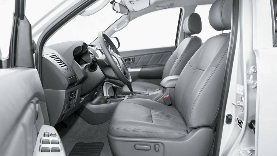 Banco do motorista tem ajustes el&eacute;tricos | <a href="https://quatrorodas.abril.com.br/carros/comparativos/chevrolet-s10-x-nissan-frontier-x-toyota-hilux-x-vw-amarok-685727.shtml" rel="migration">Leia mais</a>