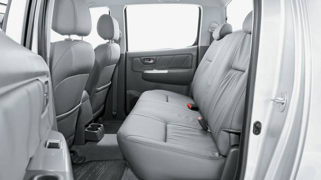 Atrás, joelhos dos ocupantes ficam mais altos que os quadris | <a href="https://quatrorodas.abril.com.br/carros/comparativos/chevrolet-s10-x-nissan-frontier-x-toyota-hilux-x-vw-amarok-685727.shtml" rel="migration">Leia mais</a> Atrás, joelhos dos ocupantes ficam mais altos que os quadris | <a href="https://quatrorodas.abril.com.br/carros/comparativos/chevrolet-s10-x-nissan-frontier-x-toyota-hilux-x-vw-amarok-685727.shtml" rel="migration">Leia mais</a>