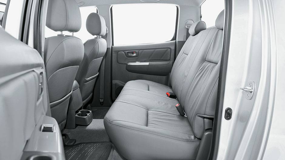 Atr&aacute;s, joelhos dos ocupantes ficam mais altos que os quadris | <a href="https://quatrorodas.abril.com.br/carros/comparativos/chevrolet-s10-x-nissan-frontier-x-toyota-hilux-x-vw-amarok-685727.shtml" rel="migration">Leia mais</a>