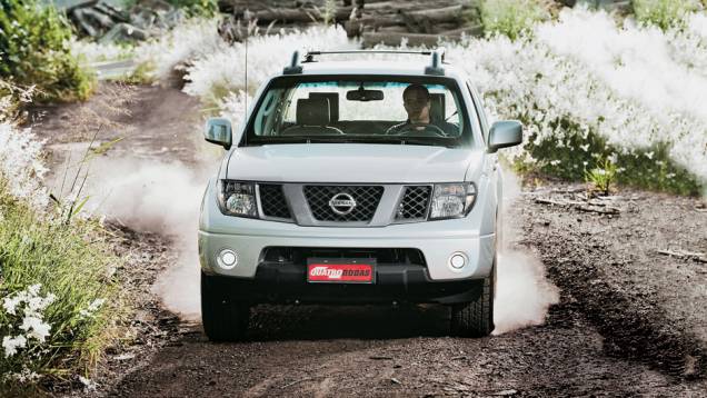 Versão Attack vem com rack, no teto | <a href="https://quatrorodas.abril.com.br/carros/comparativos/chevrolet-s10-x-nissan-frontier-x-toyota-hilux-x-vw-amarok-685727.shtml" rel="migration">Leia mais</a>