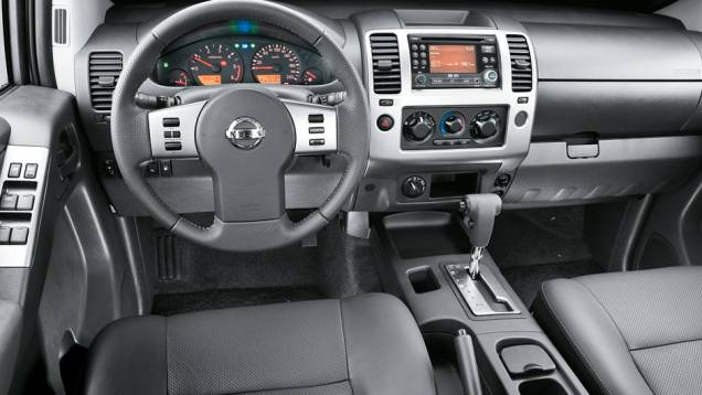 Ajustes de som e cruise-control, no volante | <a href="https://quatrorodas.abril.com.br/carros/comparativos/chevrolet-s10-x-nissan-frontier-x-toyota-hilux-x-vw-amarok-685727.shtml" rel="migration">Leia mais</a>