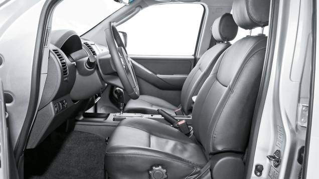 Revestimento mistura couro sintético e natural | <a href="https://quatrorodas.abril.com.br/carros/comparativos/chevrolet-s10-x-nissan-frontier-x-toyota-hilux-x-vw-amarok-685727.shtml" rel="migration">Leia mais</a>