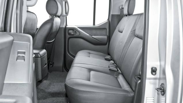 Atrás, bom espaço para as pernas | <a href="https://quatrorodas.abril.com.br/carros/comparativos/chevrolet-s10-x-nissan-frontier-x-toyota-hilux-x-vw-amarok-685727.shtml" rel="migration">Leia mais</a> Atrás, bom espaço para as pernas | <a href="https://quatrorodas.abril.com.br/carros/comparativos/chevrolet-s10-x-nissan-frontier-x-toyota-hilux-x-vw-amarok-685727.shtml" rel="migration">Leia mais</a>