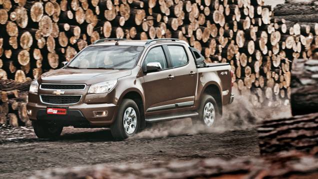 O santantônio é oferecido como acessório | <a href="https://quatrorodas.abril.com.br/carros/comparativos/chevrolet-s10-x-nissan-frontier-x-toyota-hilux-x-vw-amarok-685727.shtml" rel="migration">Leia mais</a>