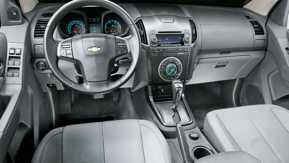 O câmbio é sequencial de seis marchas | <a href="https://quatrorodas.abril.com.br/carros/comparativos/chevrolet-s10-x-nissan-frontier-x-toyota-hilux-x-vw-amarok-685727.shtml" rel="migration">Leia mais</a>