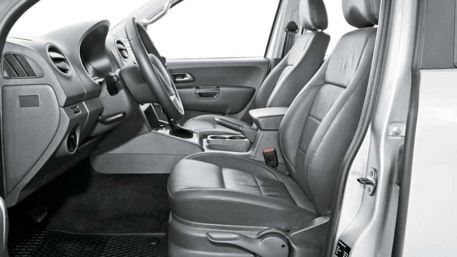 Na frente: assento com ajuste de distância e altura | <a href="https://quatrorodas.abril.com.br/carros/comparativos/chevrolet-s10-x-nissan-frontier-x-toyota-hilux-x-vw-amarok-685727.shtml" rel="migration">Leia mais</a>