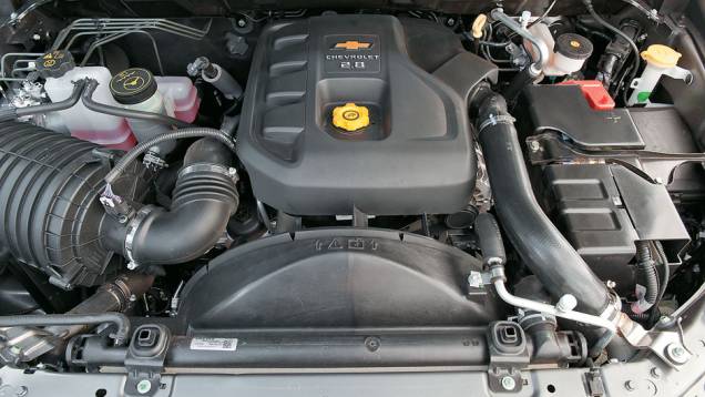 Motor tem 180 cv | <a href="https://quatrorodas.abril.com.br/carros/comparativos/chevrolet-s10-x-nissan-frontier-x-toyota-hilux-x-vw-amarok-685727.shtml" rel="migration">Leia mais</a>