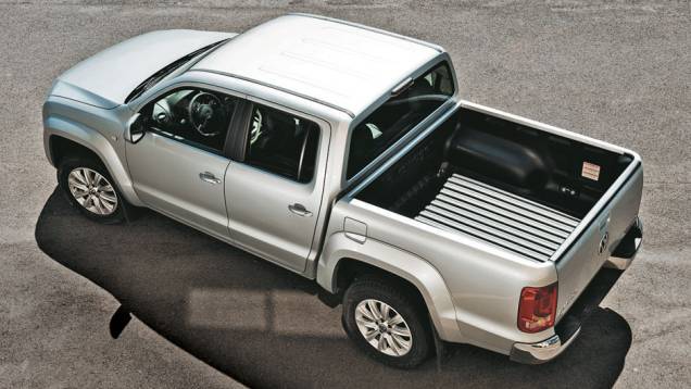 Há bastante espaço tanto para passageiros quanto para carga na caçamba | <a href="https://quatrorodas.abril.com.br/carros/comparativos/chevrolet-s10-x-nissan-frontier-x-toyota-hilux-x-vw-amarok-685727.shtml" rel="migration">Leia mais</a>