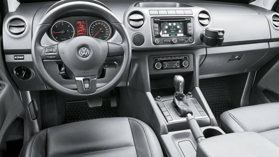Volante tem ajuste de altura e profundidade | <a href="https://quatrorodas.abril.com.br/carros/comparativos/chevrolet-s10-x-nissan-frontier-x-toyota-hilux-x-vw-amarok-685727.shtml" rel="migration">Leia mais</a>