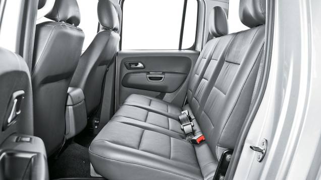 Atrás, o encosto reclinado proporciona maior conforto | <a href="https://quatrorodas.abril.com.br/carros/comparativos/chevrolet-s10-x-nissan-frontier-x-toyota-hilux-x-vw-amarok-685727.shtml" rel="migration">Leia mais</a>