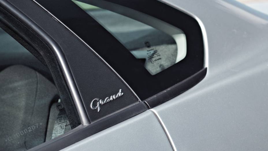 Inscrição "Grand" na coluna da porta | <a href="https://quatrorodas.abril.com.br/carros/testes/fiat-grand-siena-683966.shtml" rel="migration">Leia mais</a>