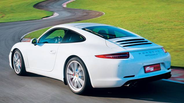 Novas luzes diurnas de led e para-choque redesenhado | <a href="https://quatrorodas.abril.com.br/carros/lancamentos/porsche-911-carrera-s-687122.shtml" rel="migration">Leia mais</a> Novas luzes diurnas de led e para-choque redesenhado | <a href="https://quatrorodas.abril.com.br/carros/lancamentos/porsche-911-carrera-s-687122.shtml" rel="migration">Leia mais</a>