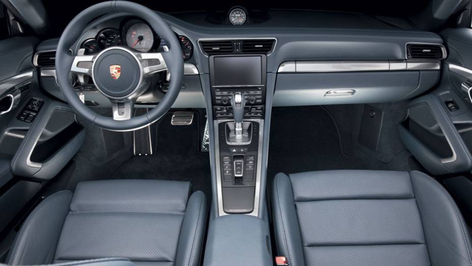 Tela de 7 polegadas sensível ao toque no console elevado mantém comandos à mão | <a href="https://quatrorodas.abril.com.br/carros/lancamentos/porsche-911-carrera-s-687122.shtml" rel="migration">Leia mais</a>