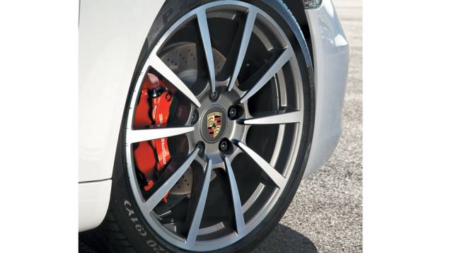 Novas rodas de aro 20 deixam as pinças de freio à mostra | <a href="https://quatrorodas.abril.com.br/carros/lancamentos/porsche-911-carrera-s-687122.shtml" rel="migration">Leia mais</a> Novas rodas de aro 20 deixam as pinças de freio à mostra | <a href="https://quatrorodas.abril.com.br/carros/lancamentos/porsche-911-carrera-s-687122.shtml" rel="migration">Leia mais</a>