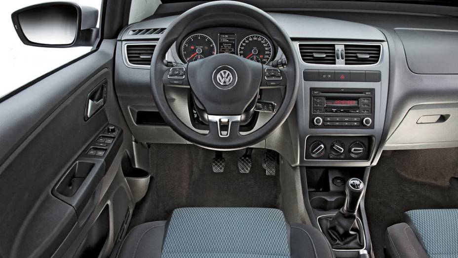 A versão BlueMotion tem acabamento de console e painel na exclusiva cor Dark Gray | <a href="https://quatrorodas.abril.com.br/carros/lancamentos/vw-fox-bluemotion-687433.shtml" rel="migration">Leia mais</a>