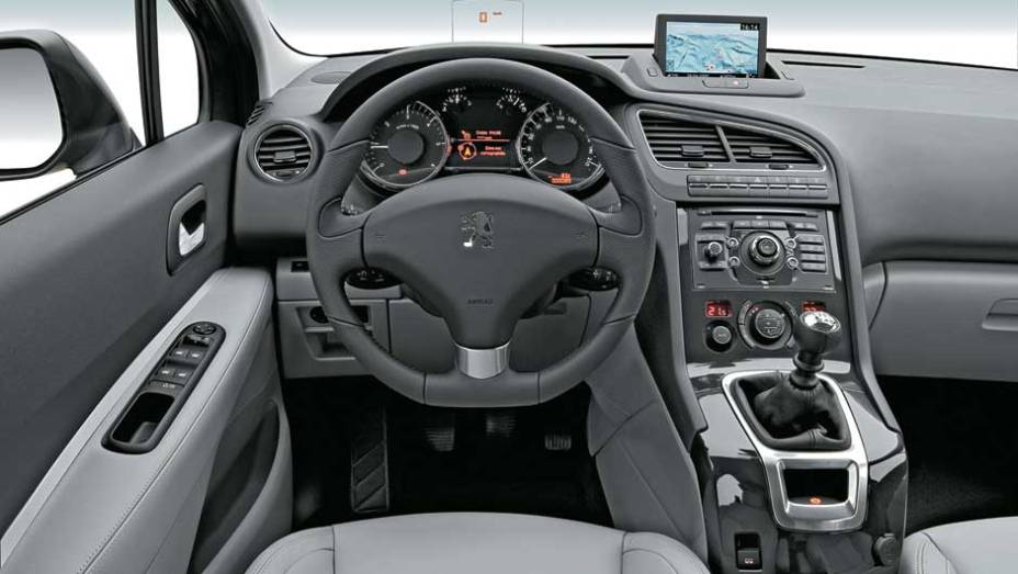 Console alto deixa o câmbio mais próximo da mão do motorista | <a href="https://quatrorodas.abril.com.br/carros/impressoes/peugeot-5008-693468.shtml" rel="migration">Leia mais</a>