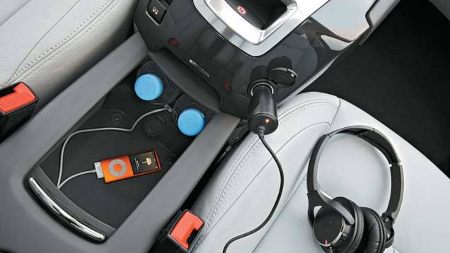 Entrada para iPod, 2 tomadas de 12 V e porta-garrafa no centro | <a href="https://quatrorodas.abril.com.br/carros/impressoes/peugeot-5008-693468.shtml" rel="migration">Leia mais</a> Entrada para iPod, 2 tomadas de 12 V e porta-garrafa no centro | <a href="https://quatrorodas.abril.com.br/carros/impressoes/peugeot-5008-693468.shtml" rel="migration">Leia mais</a>