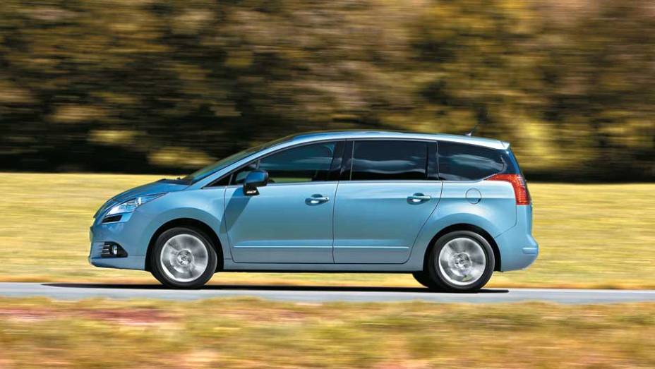 Com 4,53 m, ele é1cmmenorque o Corolla, mas leva 7 pessoas | <a href="https://quatrorodas.abril.com.br/carros/impressoes/peugeot-5008-693468.shtml" rel="migration">Leia mais</a>