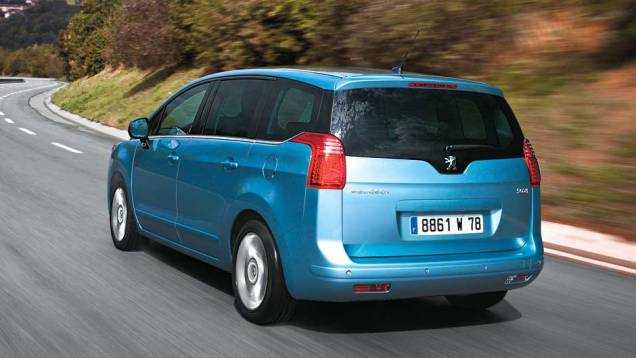 A traseira do 5008 é bem diferente do seu irmão de plataforma 3008 | <a href="https://quatrorodas.abril.com.br/carros/impressoes/peugeot-5008-693468.shtml" rel="migration">Leia mais</a> A traseira do 5008 é bem diferente do seu irmão de plataforma 3008 | <a href="https://quatrorodas.abril.com.br/carros/impressoes/peugeot-5008-693468.shtml" rel="migration">Leia mais</a>