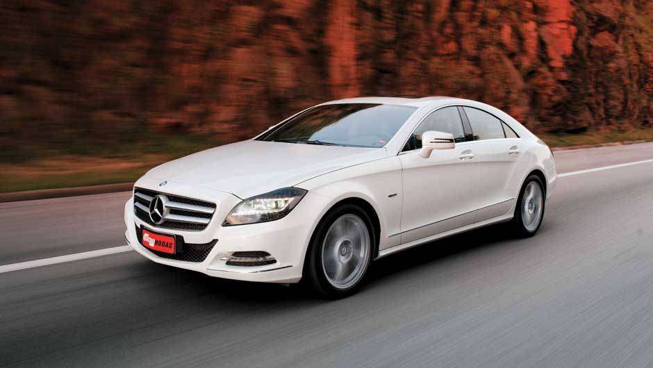 CLs ganha a nova identidade da família, que estreou no SLS | <a href="https://quatrorodas.abril.com.br/carros/testes/mercedes-benz-cls-350-693505.shtml" rel="migration">Leia mais</a>