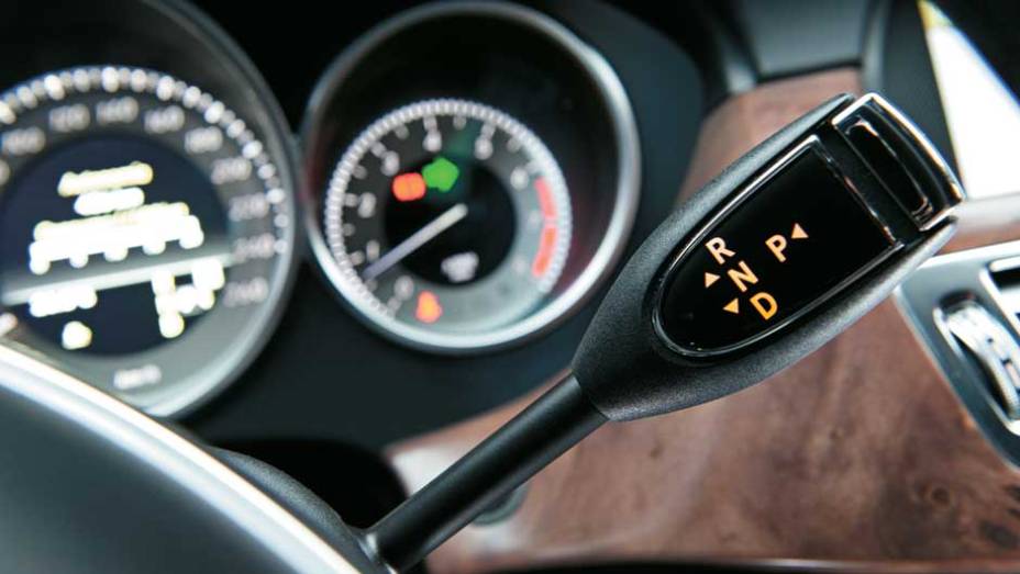 Haste do câmbio fica na direção | <a href="https://quatrorodas.abril.com.br/carros/testes/mercedes-benz-cls-350-693505.shtml" rel="migration">Leia mais</a>