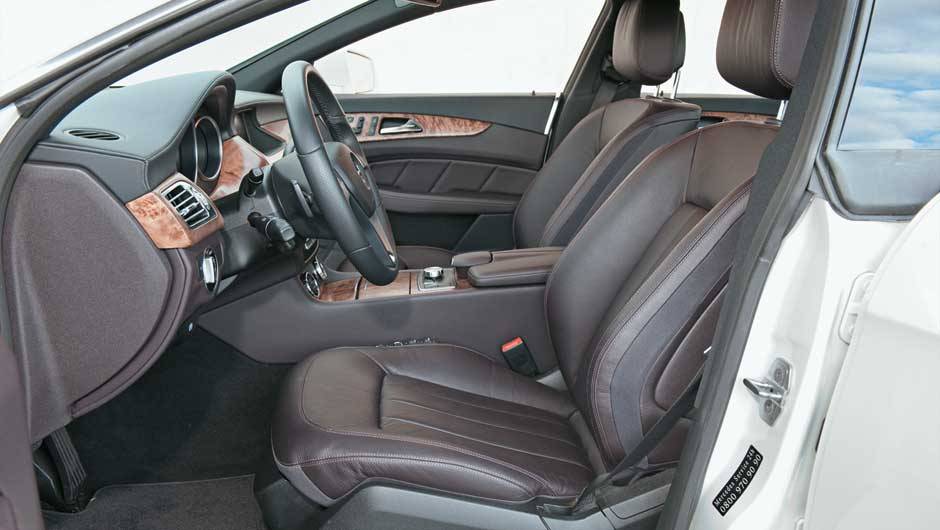 Bancos elétricos têm memória e ajustes pneumáticos | <a href="https://quatrorodas.abril.com.br/carros/testes/mercedes-benz-cls-350-693505.shtml" rel="migration">Leia mais</a>