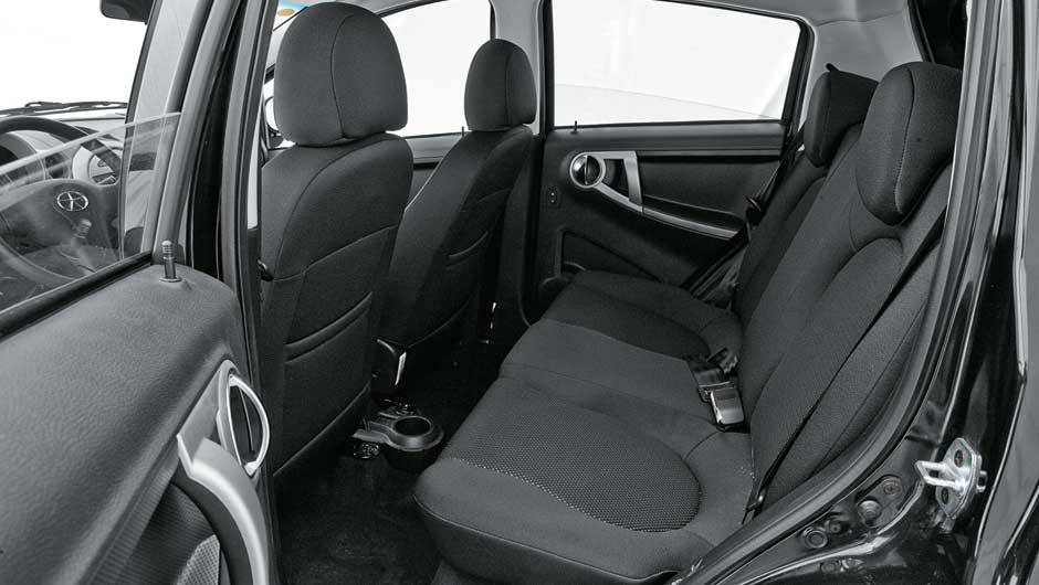 ... usando pl&aacute;sticos e tecidos escuros | <a href="https://quatrorodas.abril.com.br/salao-do-automovel/2012/carros/j2-703930.shtml" rel="migration">Leia mais</a>