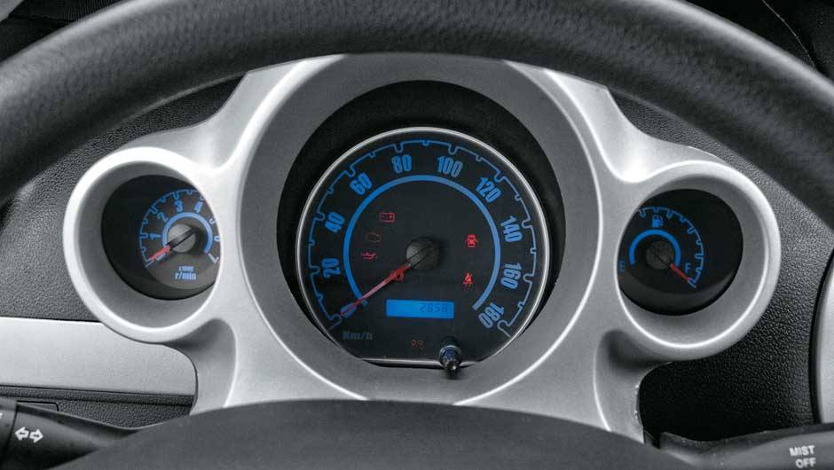 Grafismo do quadro de instrumentos ser&aacute; modificado para o Brasil | <a href="https://quatrorodas.abril.com.br/salao-do-automovel/2012/carros/j2-703930.shtml" rel="migration">Leia mais</a>